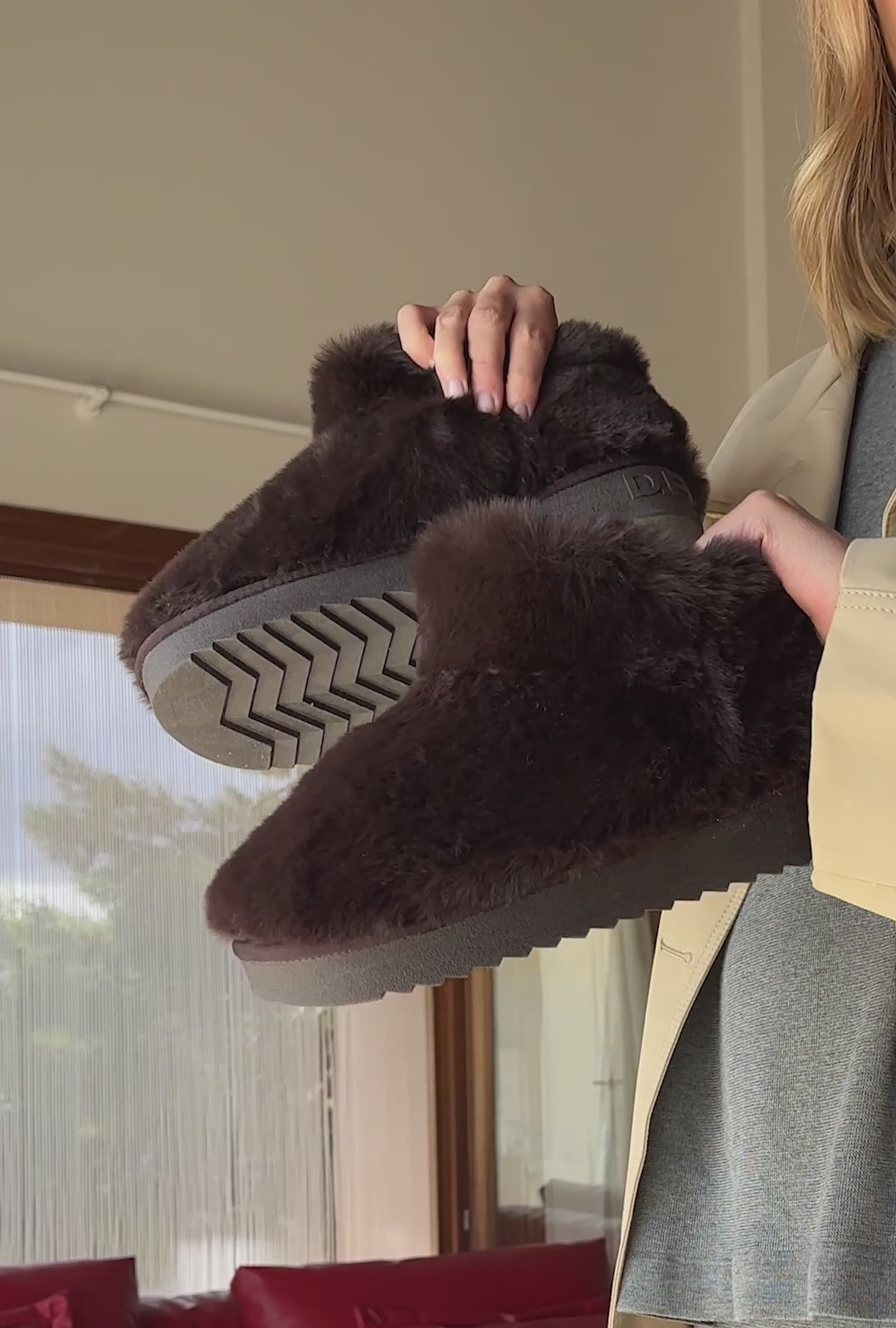 Cargar video: Nordic Full Fur Brown